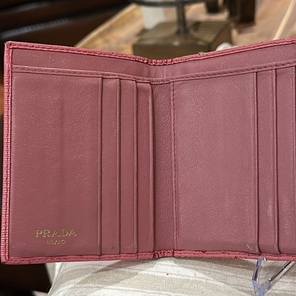 Authentic Prada Vitello Move Bi-Color Tri-Fold Compact Wallet in Petalo & Peonia - Picture 10 of 16